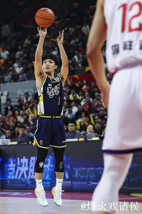 CBA-徐杰17+9萨林杰17+10 广东险胜广州97-94